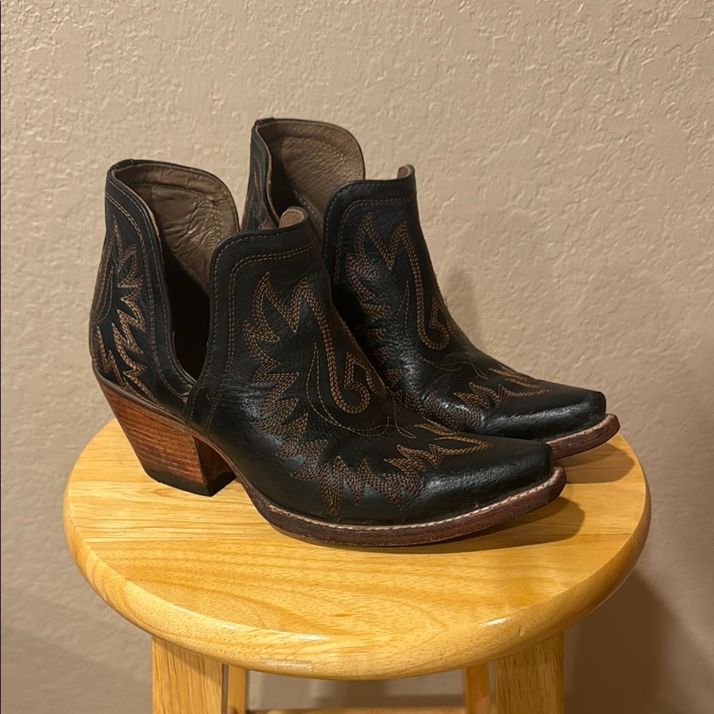 Ariat Dixon Black with Brown details
